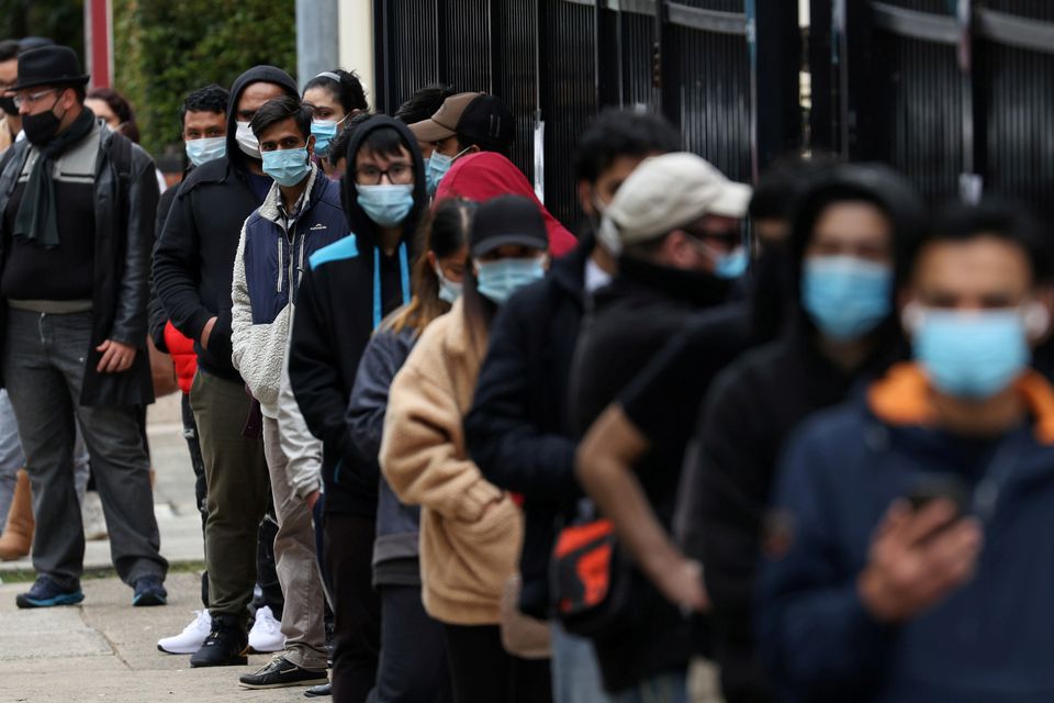 People wait in line outside a coronavirus disease (COVID-19) vaccination clinic in the Bankstown suburb during a lockdown to curb an outbreak of cases in Sydney, Australia, August 25, 2021. Photo: Reuters