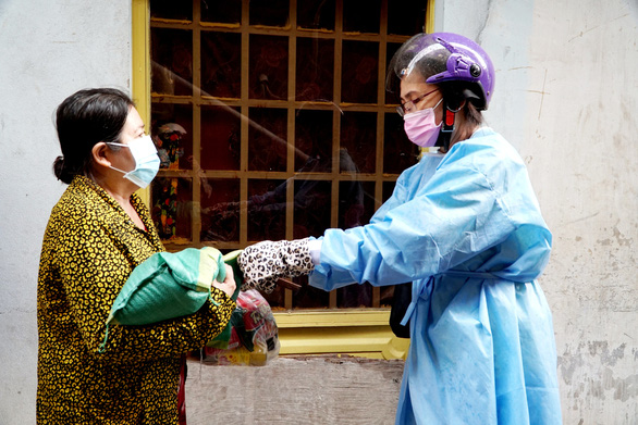 Couple help the impoverished during COVID-19 pandemic in Vietnam