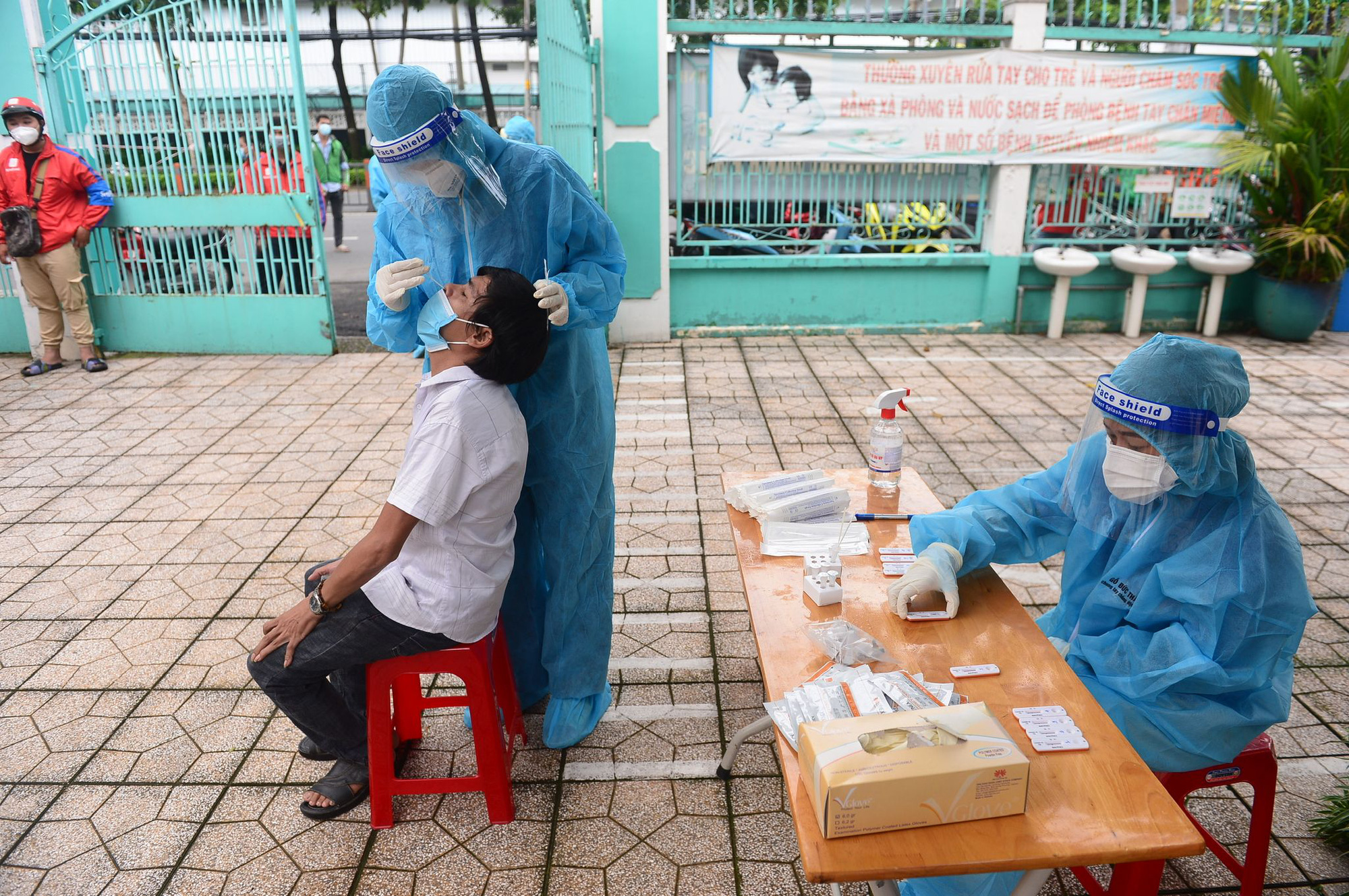 A delivery worker has his sample collected for COVID-19 at a mobile medical station in Go Vap District, Ho Chi Minh City, August 31, 2021. Photo: Quang Dinh / Tuoi Tre
