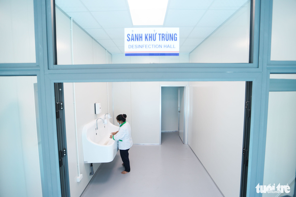 A disinfection hall at a newly-built COVID-19 field hospital in Hoang Mai District, Hanoi, August 31, 2021. Photo: Nguyen Khanh / Tuoi Tre