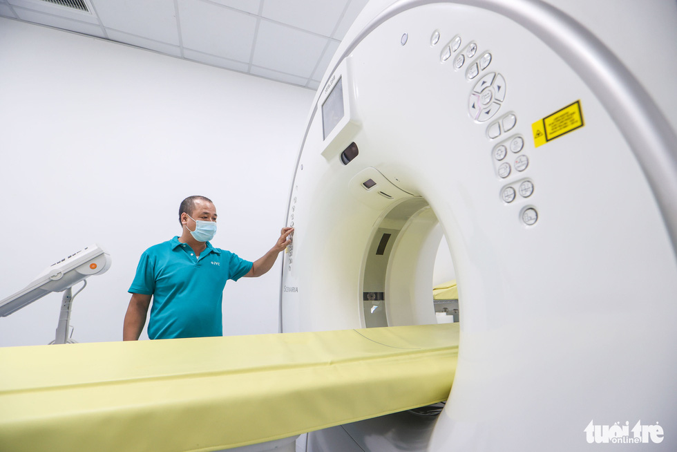 A technician operates a computed tomography scan at a newly-built COVID-19 field hospital in Hoang Mai District, Hanoi, August 31, 2021. Photo: Nguyen Khanh / Tuoi Tre