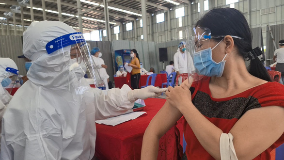 Vietnam’s daily coronavirus case count slips by over 1,000