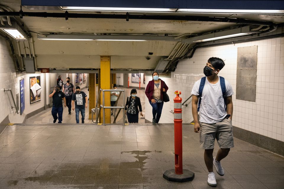 Commuters deal with delays caused by heavy rainfall and flooding in the New York City subway during the morning rush after the remnants of Tropical Storm Ida brought drenching rain and the threat of flash floods to parts of the northern mid-Atlantic, in New York City, U.S., September 2, 2021. Photo: Reuters