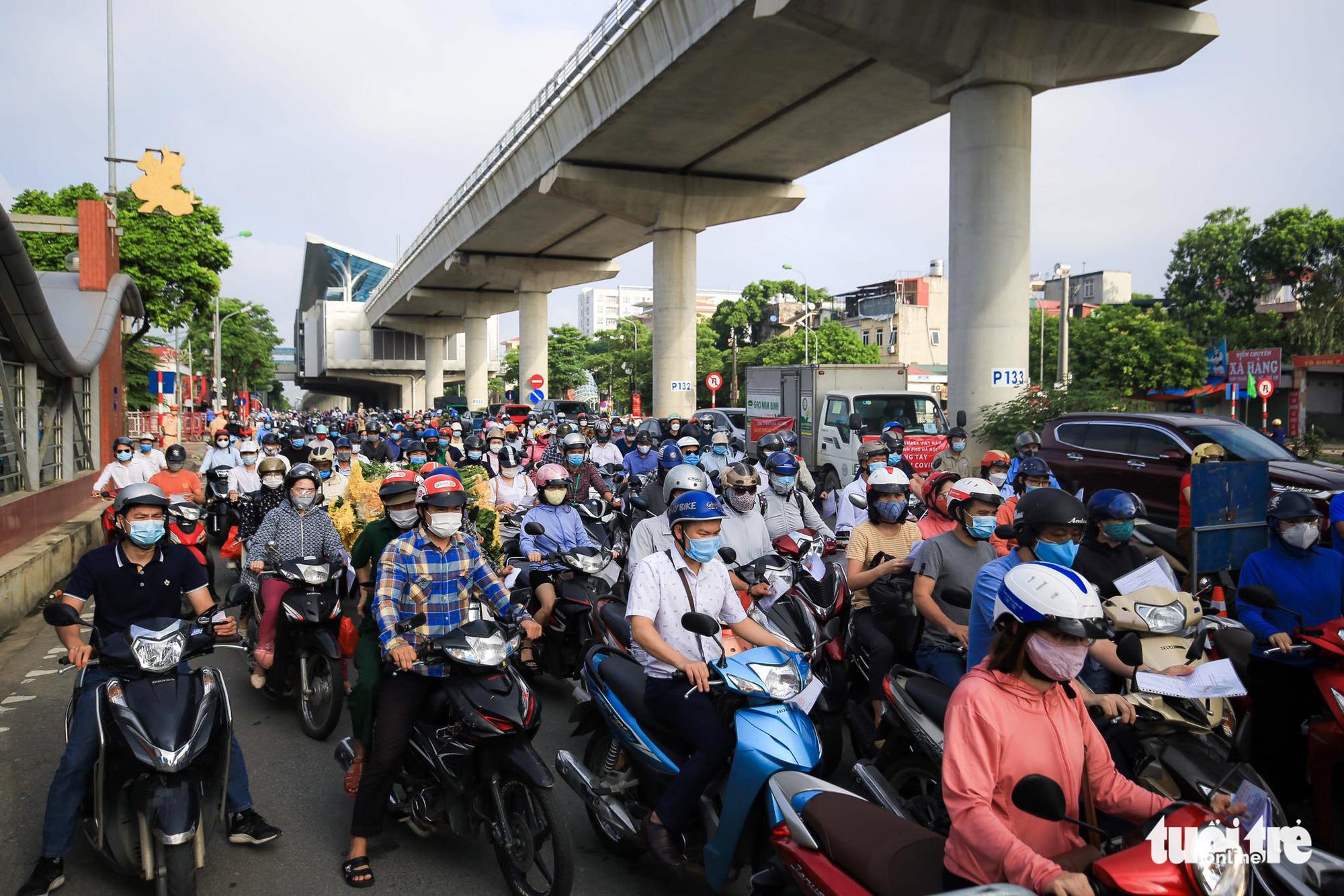Congestion occurs as Hanoi carries out new pandemic response strategy