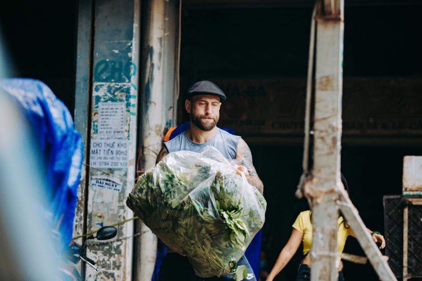 Matthew Donald is seen carrying vegetables donated by sellers at Ho Chi Minh City's Thu Duc Agricultural Product Market to local shelters. Photo by courtesy of Donald