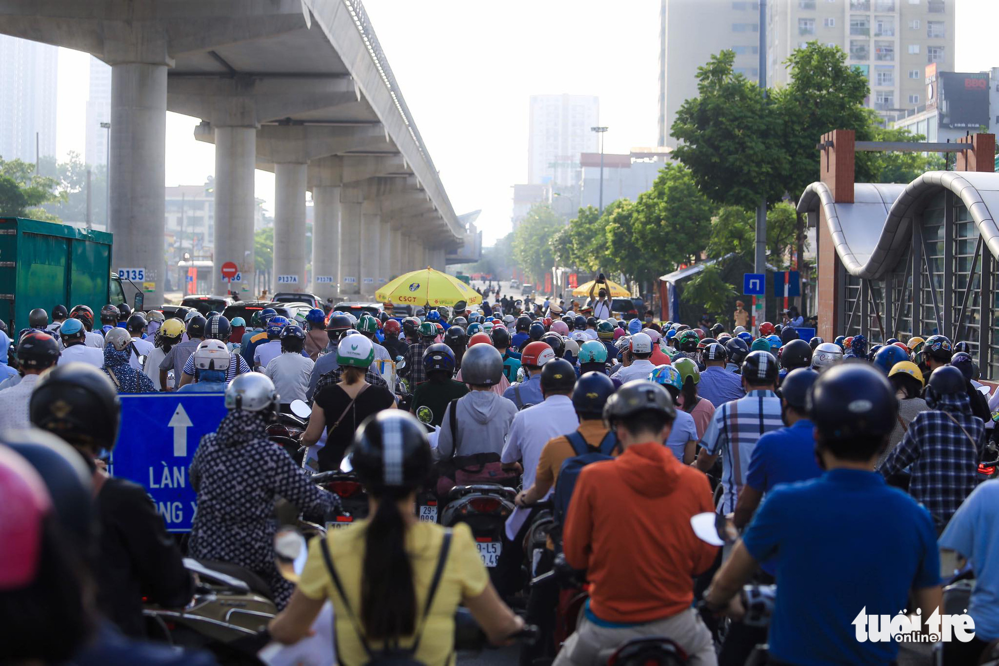 Congestion occurs at a COVID-19 checkpoint in Hanoi, September 6, 2021. Photo: Huu Thang / Tuoi Tre