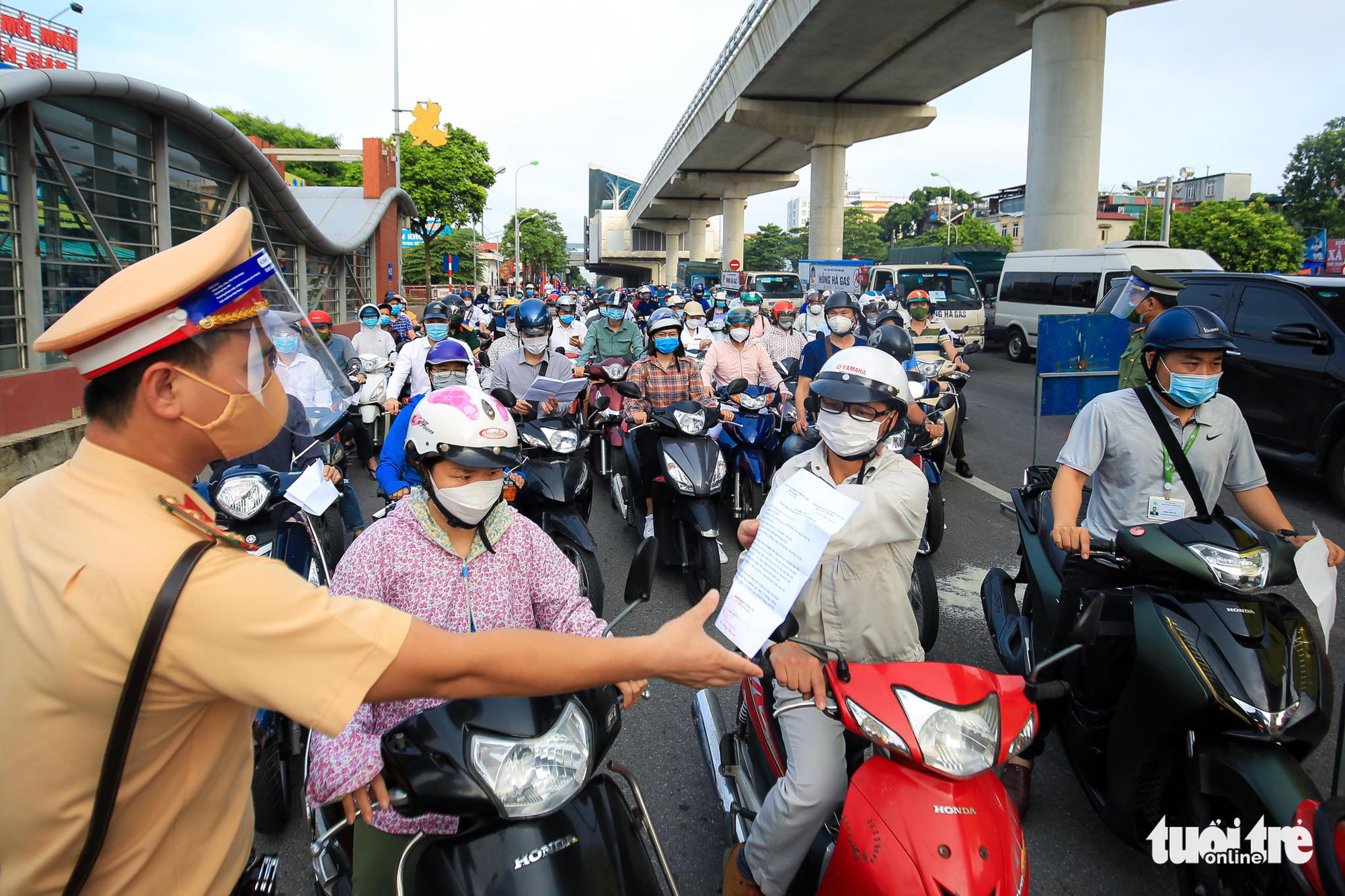 Congestion occurs at a COVID-19 checkpoint in Hanoi, September 6, 2021. Photo: Huu Thang / Tuoi Tre
