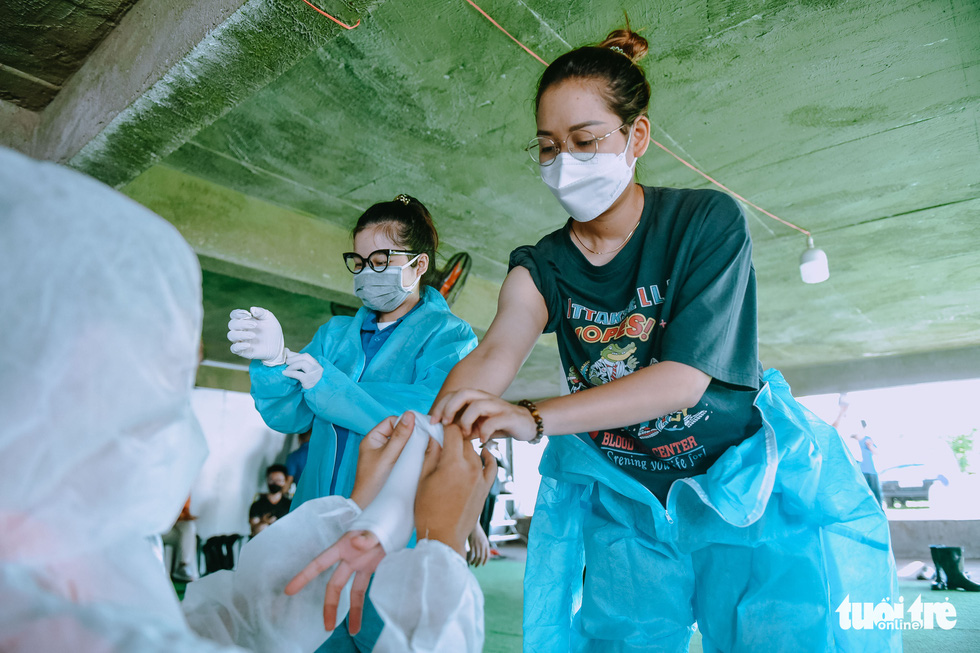 These young girls volunteer to disinfect high-risk areas in Ho Chi Minh City