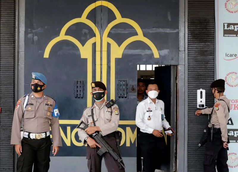 Police officer guards at the main entrance gate of Tangerang prison following a fire overnight at an overcrowded jail in Tangerang. Photo: Reuters