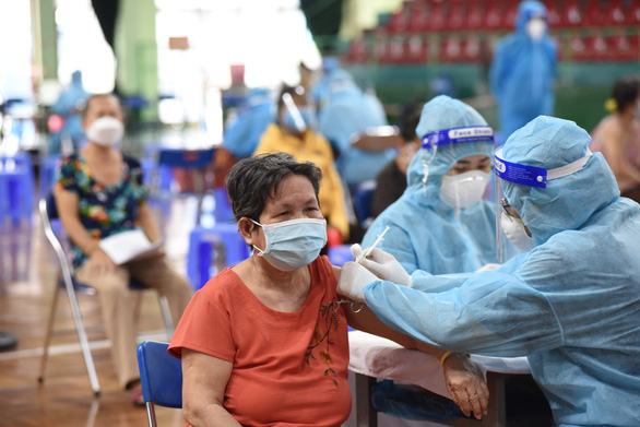 Ho Chi Minh City mixes Pfizer-BioNTech, Moderna COVID-19 vaccines as supplies run low