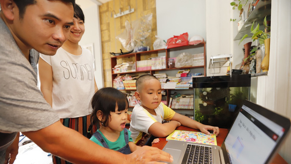 Parents in Ho Chi Minh City jump through hoops to find laptops, tablets for children’s online study