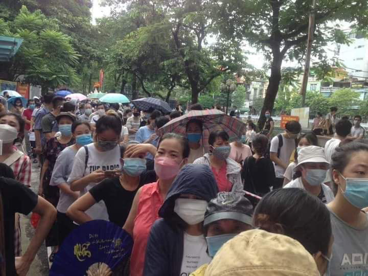 This social media image shows numerous people gathering at a COVID-19 inoculation site in Khuong Thuong Ward, Dong Da District, Hanoi, on September 9, 2021.