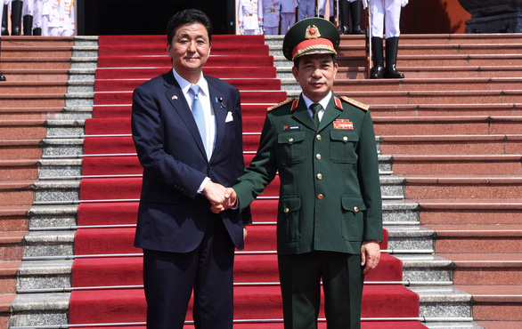 Vietnamese Defense Minister Phan Van Giang (right) welcomes his Japanese counterpart Nobuo Kishi in Hanoi on September 11, 2021. Photo: Phu Do / Tuoi Tre