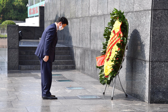 Japanese Defense Minister Nobuo Kishi is seen laying a wreath at the Mausoleum of President Ho Chi Minh in Hanoi on September 11, 2021. Photo: Japan’s Ministry of Defense