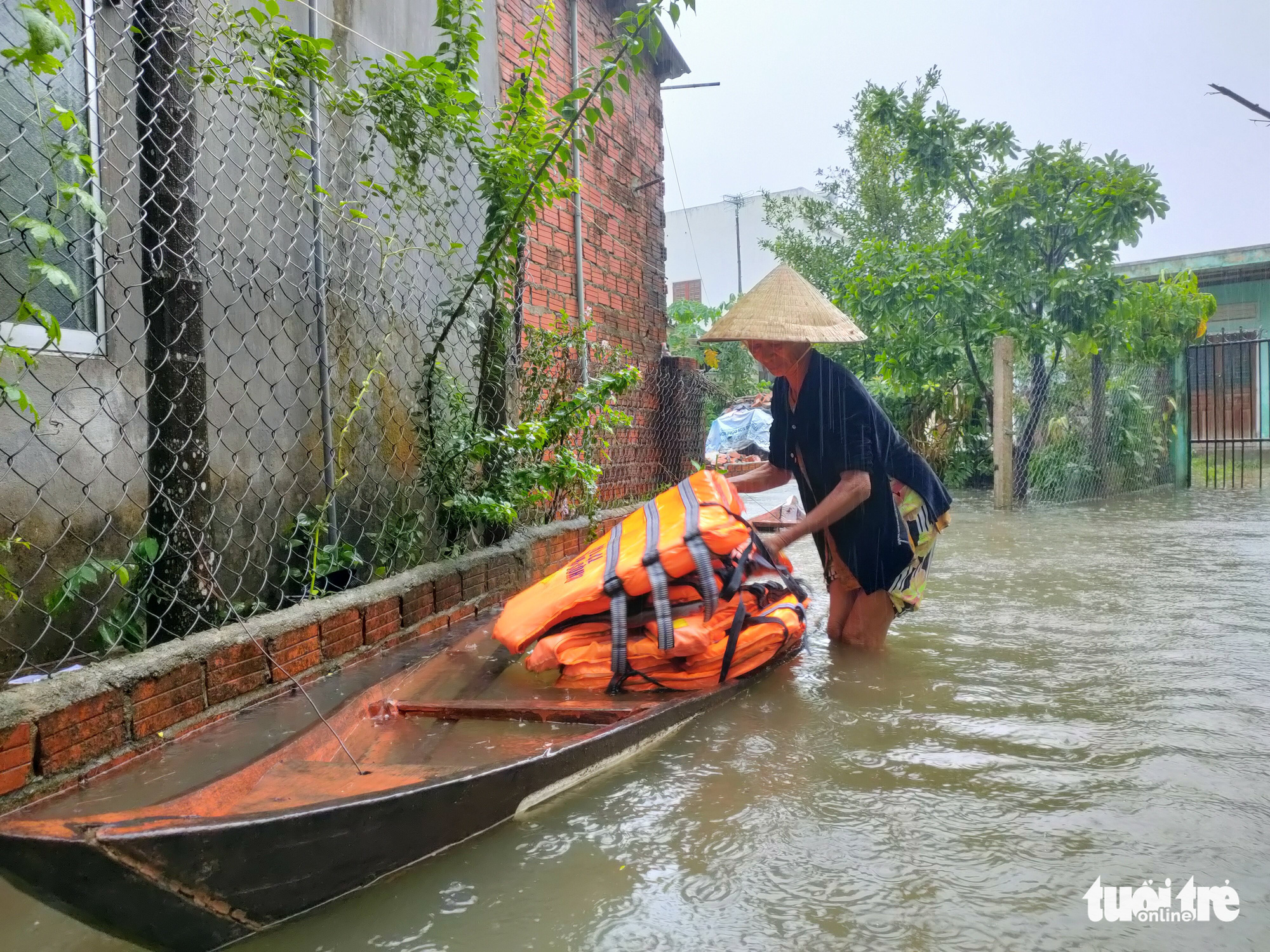 Storm Conson unleashes torrential rains, triggers flooding in central Vietnam