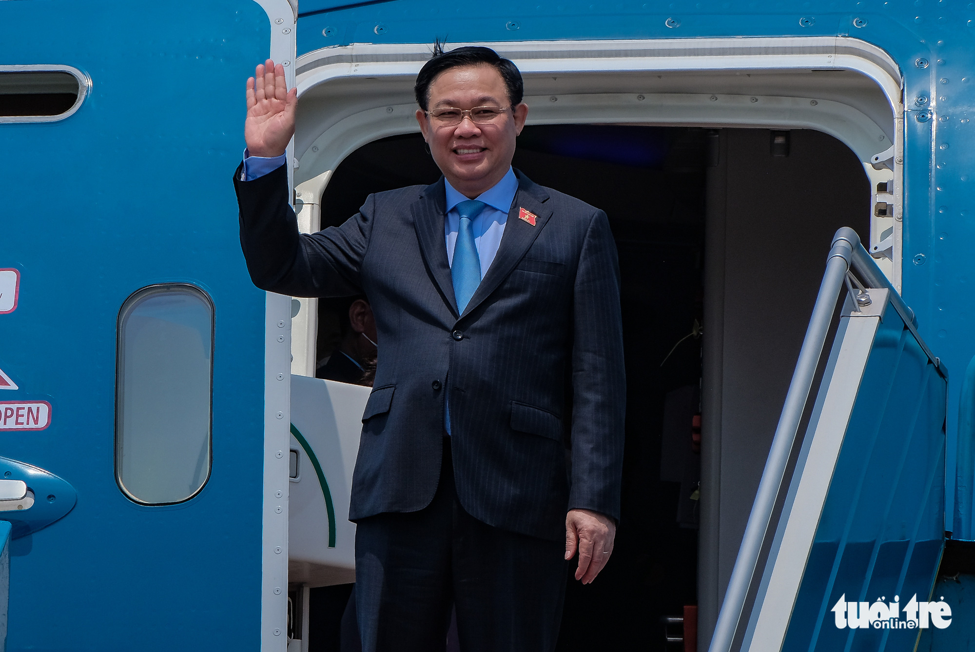 Vietnamese National Assembly Chairman Vuong Dinh Hue arrives at Noi Bai International Airport in Hanoi, September 12, 2021. Photo: Nam Tran / Tuoi Tre