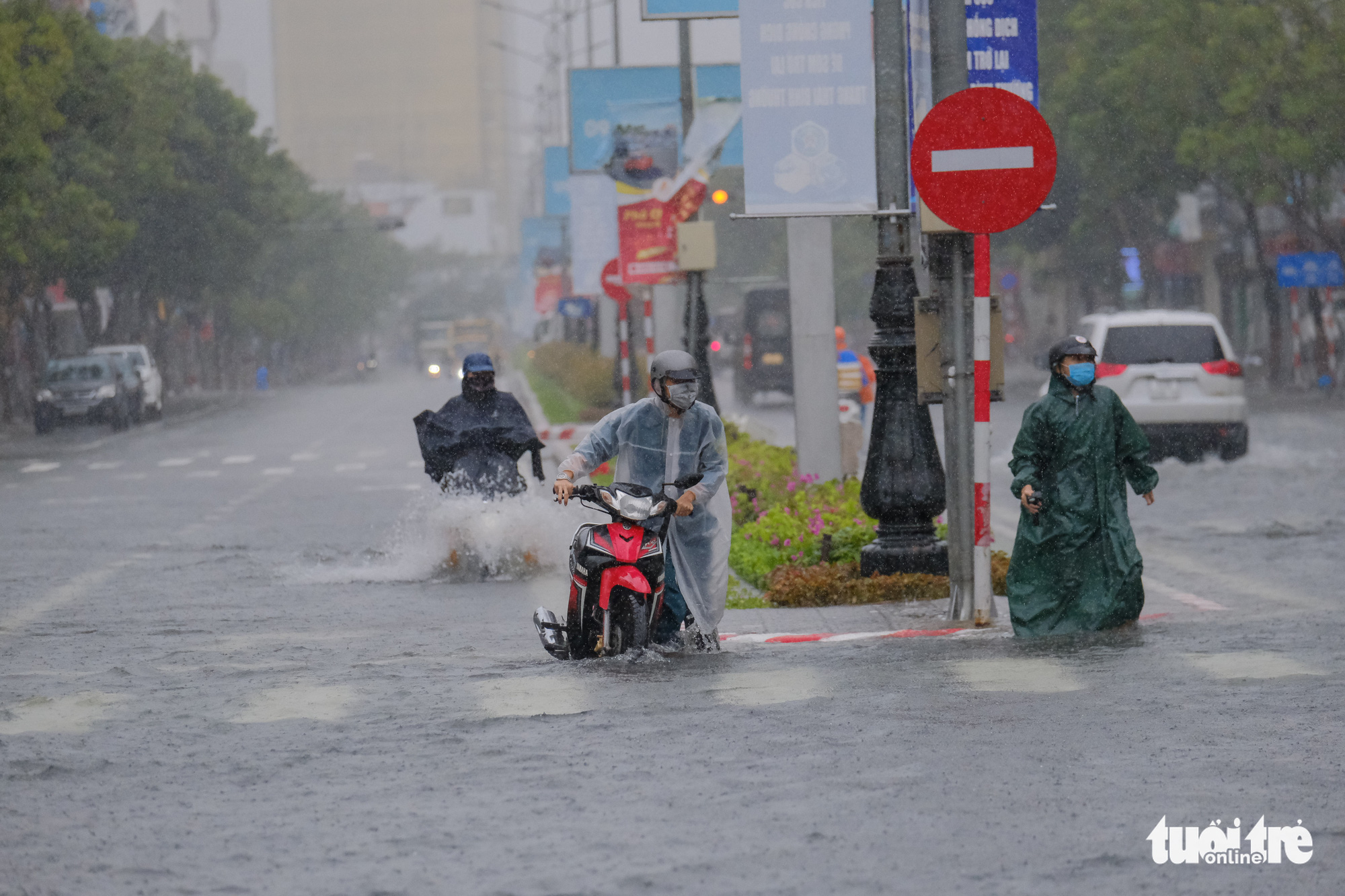 A man walks his motorbike on the flooded Nguyen Van Linh Street in Da Nang City, Vietnam, September 12, 2021. Photo: Tan Luc / Tuoi Tre