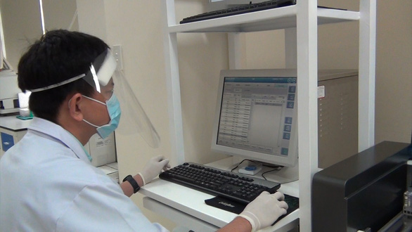 A doctor performs the quantitative analysis of COVID-19 antibodies after vaccination. Photo: Quyen Son / Tuoi Tre
