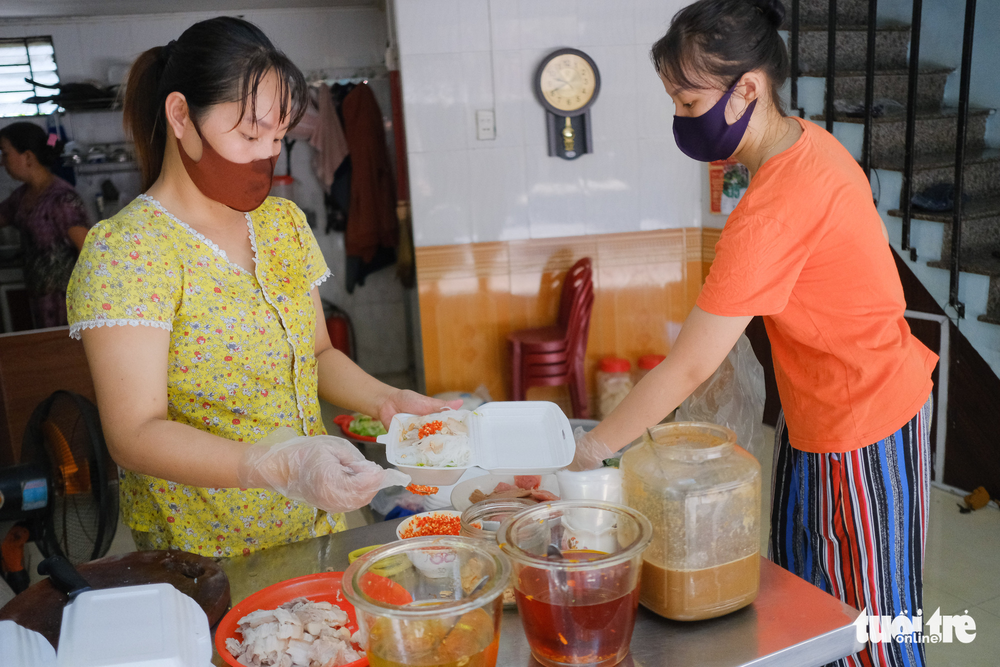 Workers prepare takeouts at a noodles store in Thanh Khe District, Da Nang, September 16, 2021. Photo: Tan Luc / Tuoi Tre