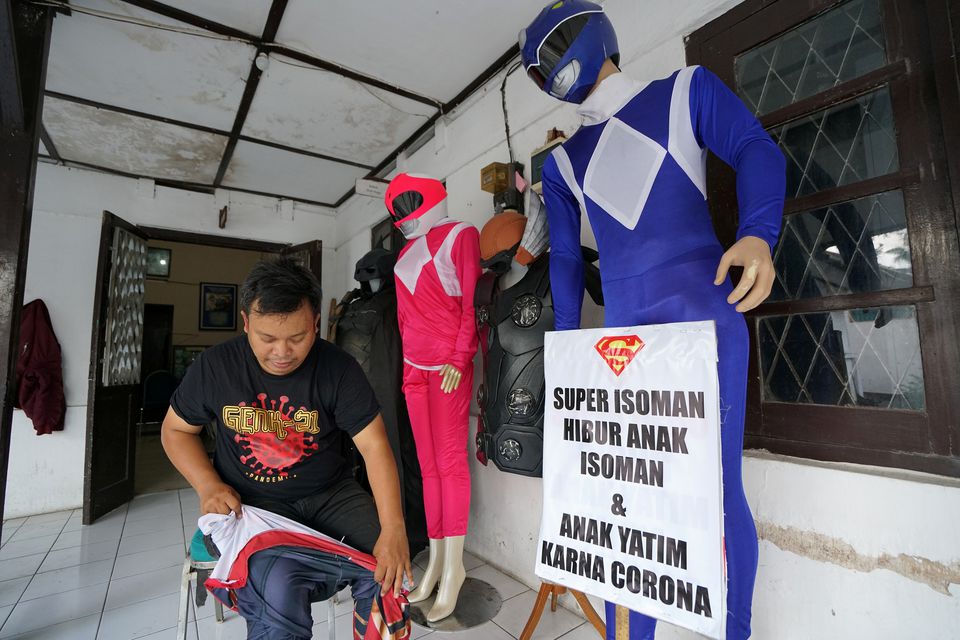Agus Widanarko, 40, puts on a Spiderman costume as he prepares to entertain children confined to their homes due to coronavirus disease (COVID-19) restrictions, in Sukoharjo, Central Java province, Indonesia, September 10, 2021. Photo: Reuters
