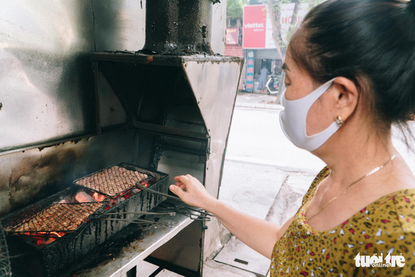 An eatery on Doi Can Street, Hanoi prepares food for a reopening on September 16, 2021. Photo: Pham Tuan / Tuoi Tre