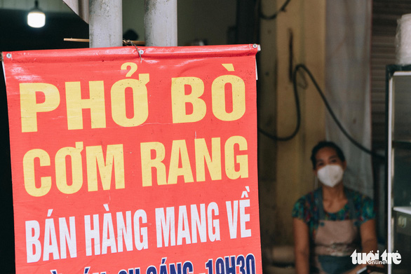 A takeaway-only sign in front of a food stall in Hanoi, September 16, 2021. Photo: Pham Tuan / Tuoi Tre