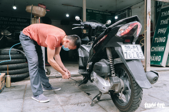 A motorbike repair shop in Hanoi is reopened on September 16, 2021. Photo: Pham Tuan / Tuoi Tre