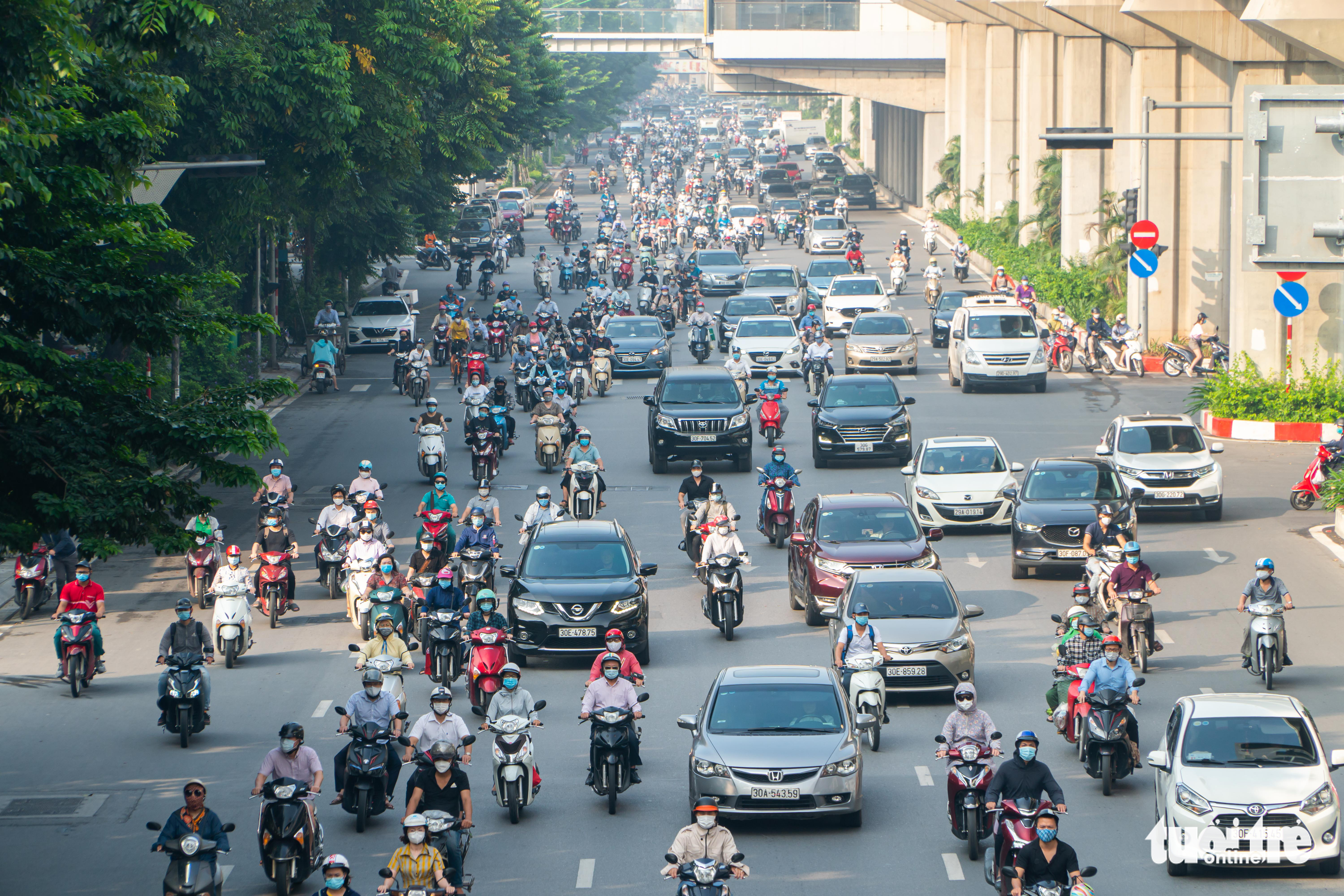 Vehicles crowd Nguyen Trai Street in Thanh Xuan District, Hanoi, September 21, 2021. Photo: Tuoi Tre