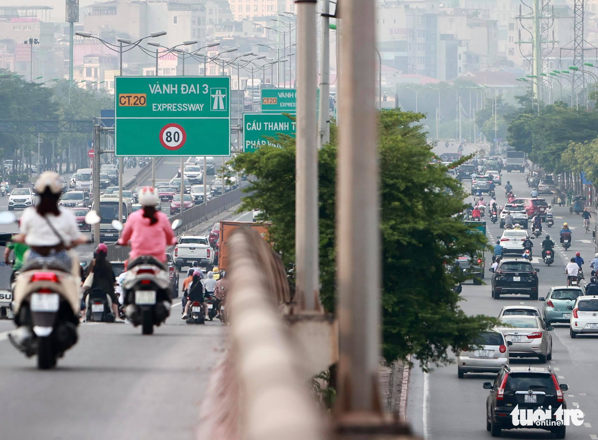 Vehicles crowd the Mai Dich Overpass in Cau Giay District, Hanoi, September 21, 2021. Photo: Tuoi Tre