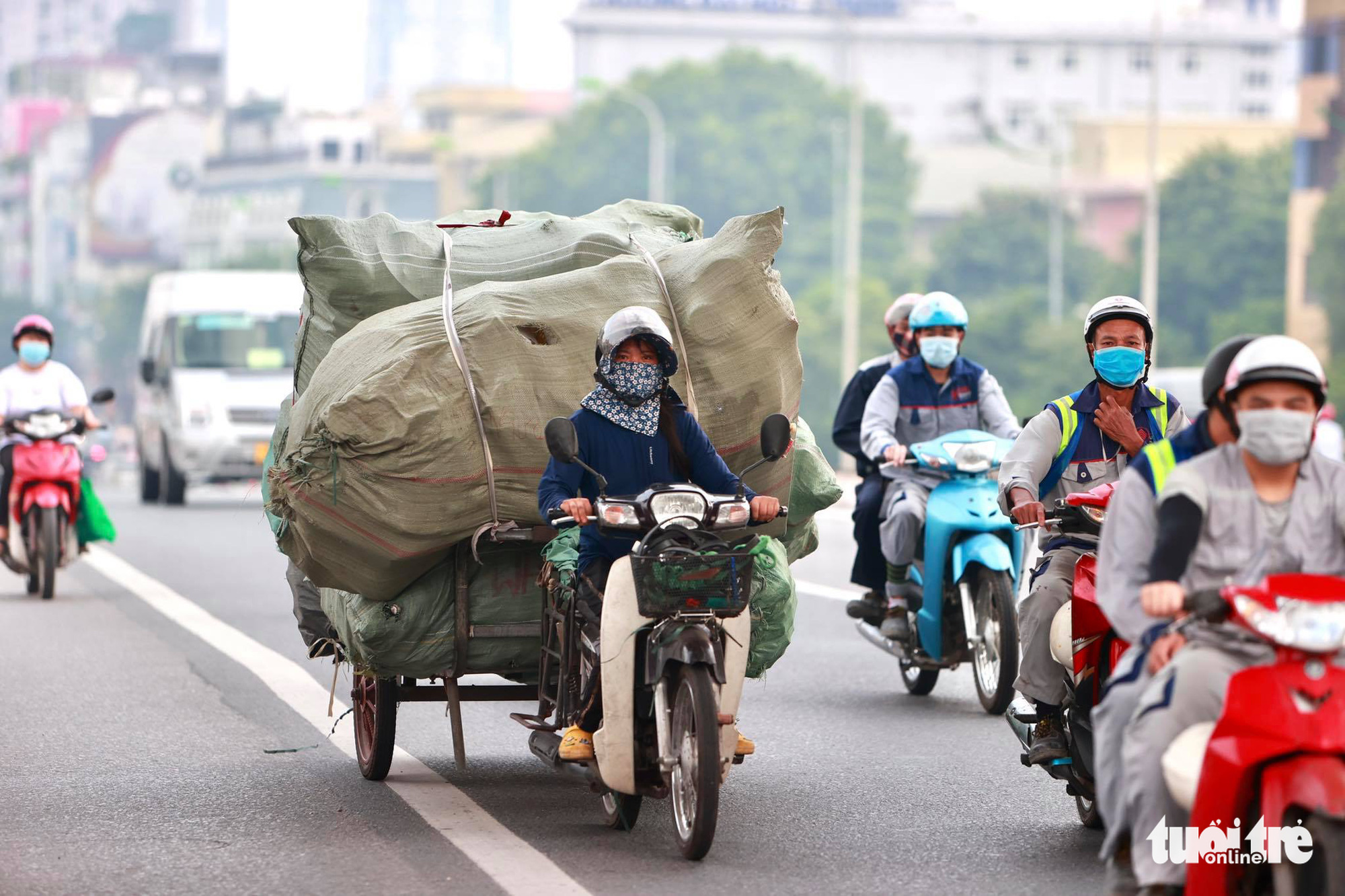 Vehicles travel on a street in Hanoi, September 21, 2021. Photo: Tuoi Tre