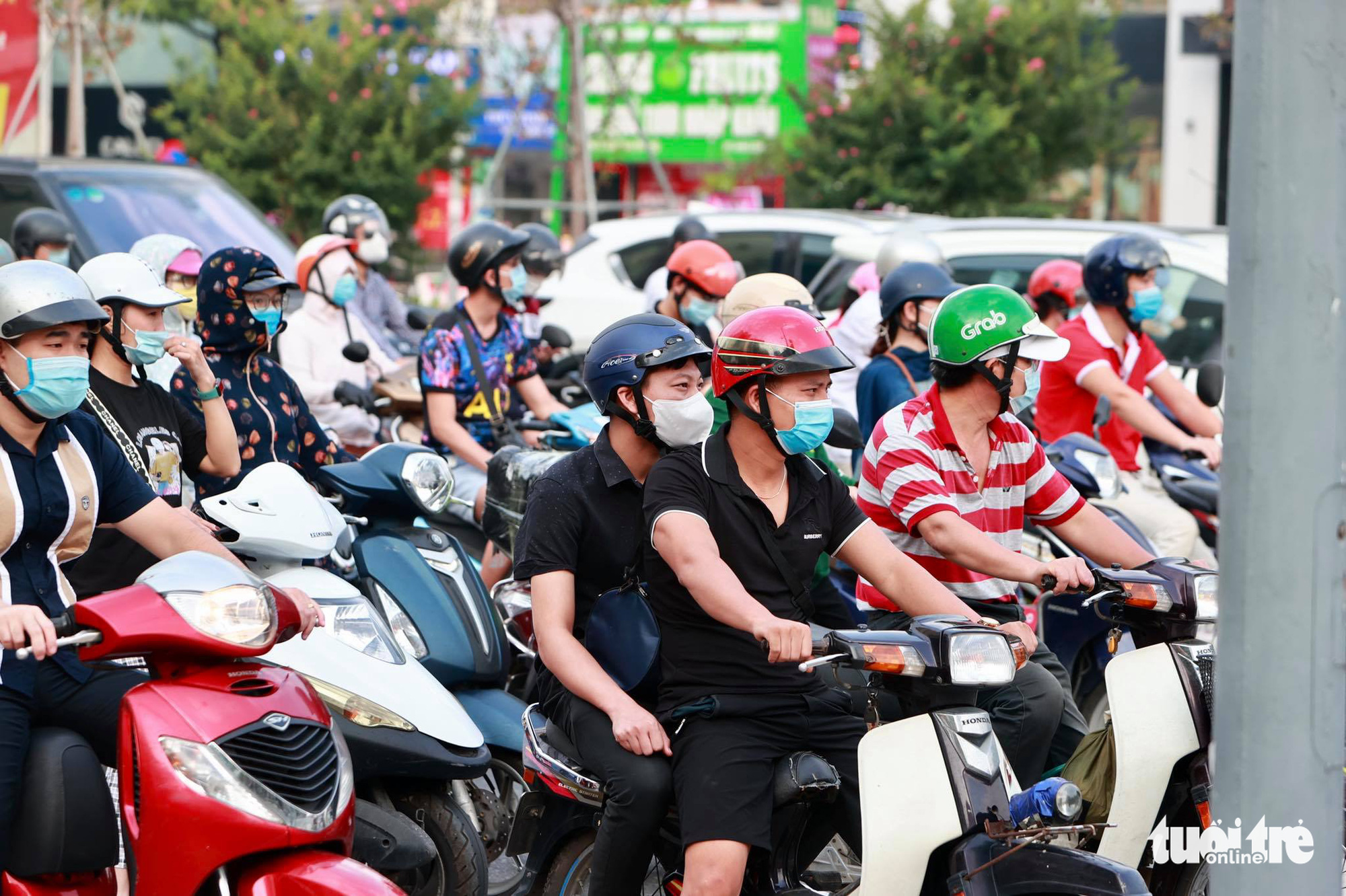 Vehicles crowd a street in Hanoi, September 21, 2021. Photo: Tuoi Tre