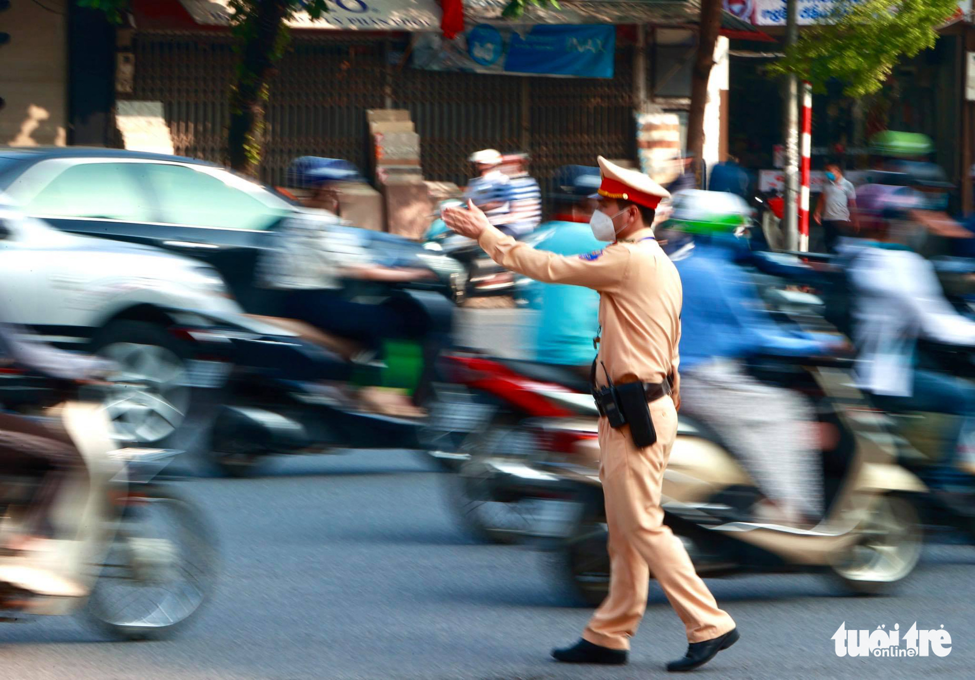 A police officer regulates traffic at the fork of Tran Duy Hung and Hoang Dao Thuy Streets in Cau Giay District, Hanoi, September 21, 2021. Photo: Tuoi Tre