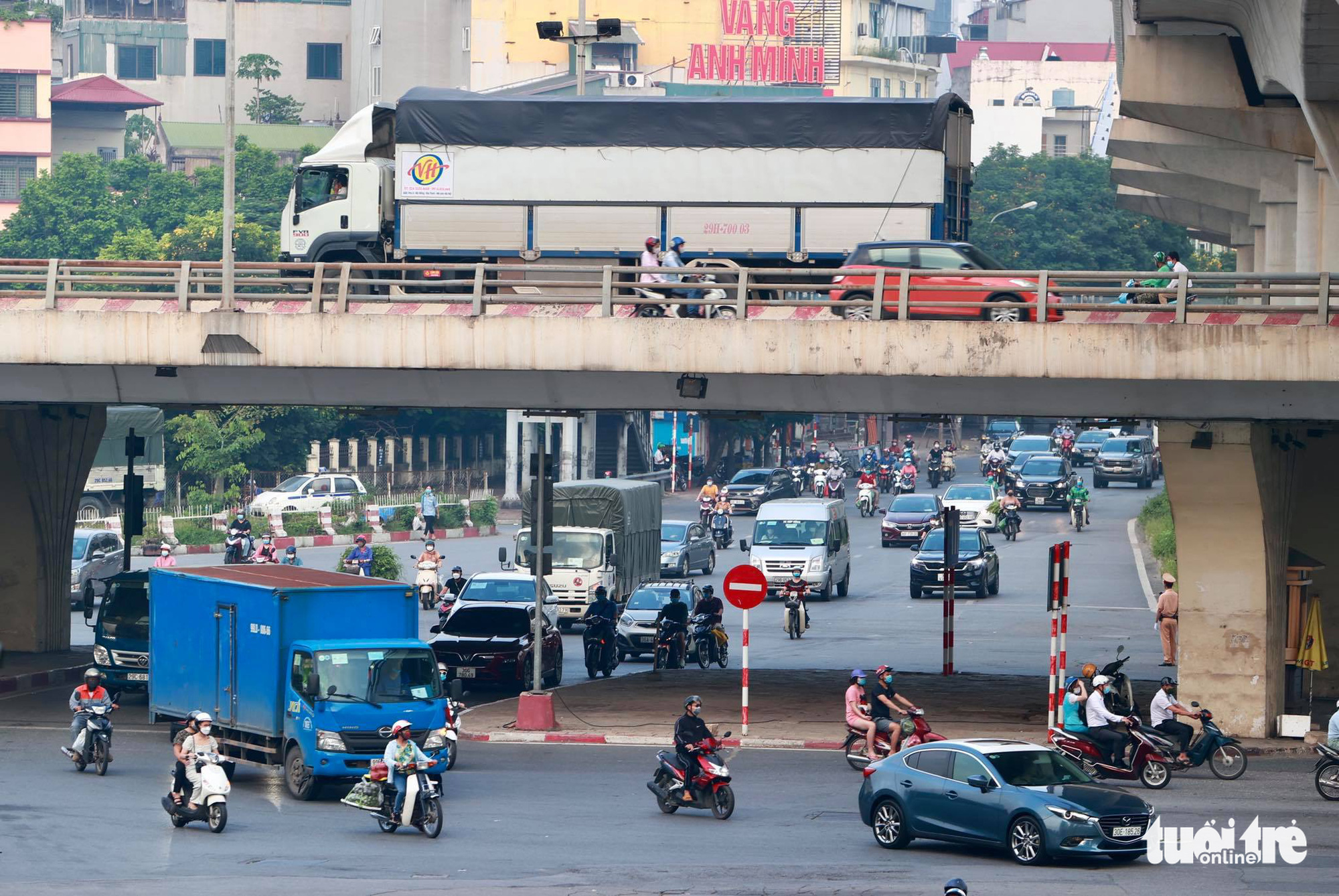 Vehicles travel on a street in Hanoi, September 21, 2021. Photo: Tuoi Tre