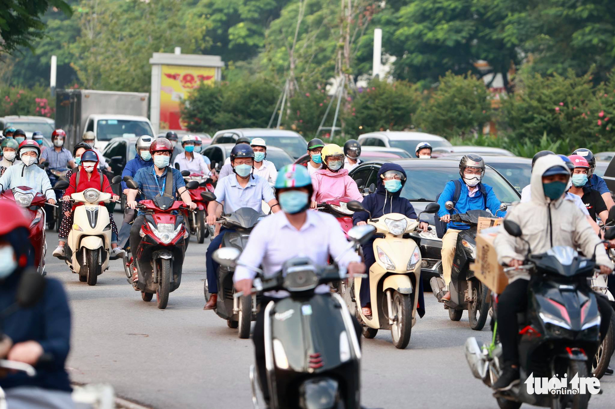Vehicles crowd a street in Hanoi, September 21, 2021. Photo: Tuoi Tre