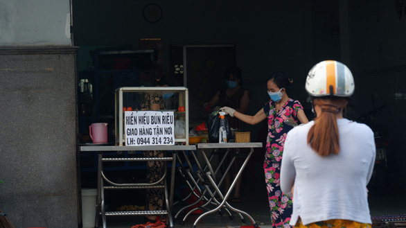 A food stall in Long An Province is reopened after the easing of social distancing rules. Photo: Son Lam / Tuoi Tre