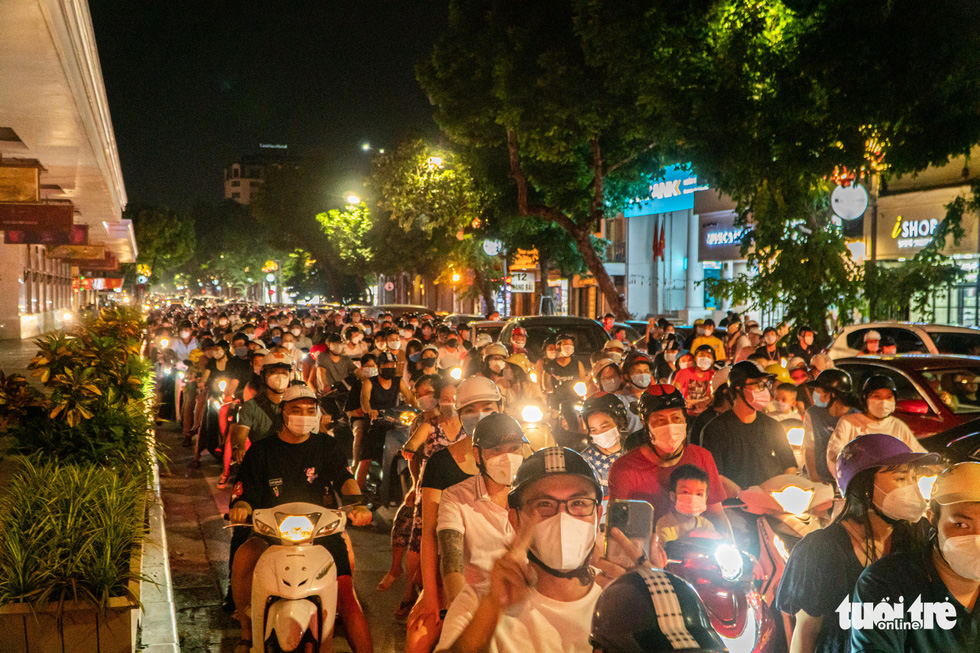 A sea of people and vehicles throng the streets in downtown Hanoi to celebrate the Mid-Autumn Festival on September 21, 2021. Photo: Pham Tuan / Tuoi Tre