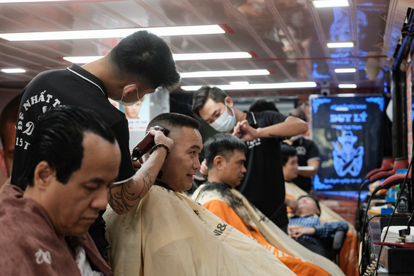 Residents get haircuts at a barbershop in Dong Da District, Hanoi, September 21, 2021. Photo: Mai Thuong / Tuoi Tre