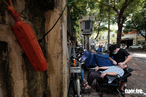 Haircuts in high demand as Hanoi reopens barbershops under relaxed social  distancing | Tuoi Tre News