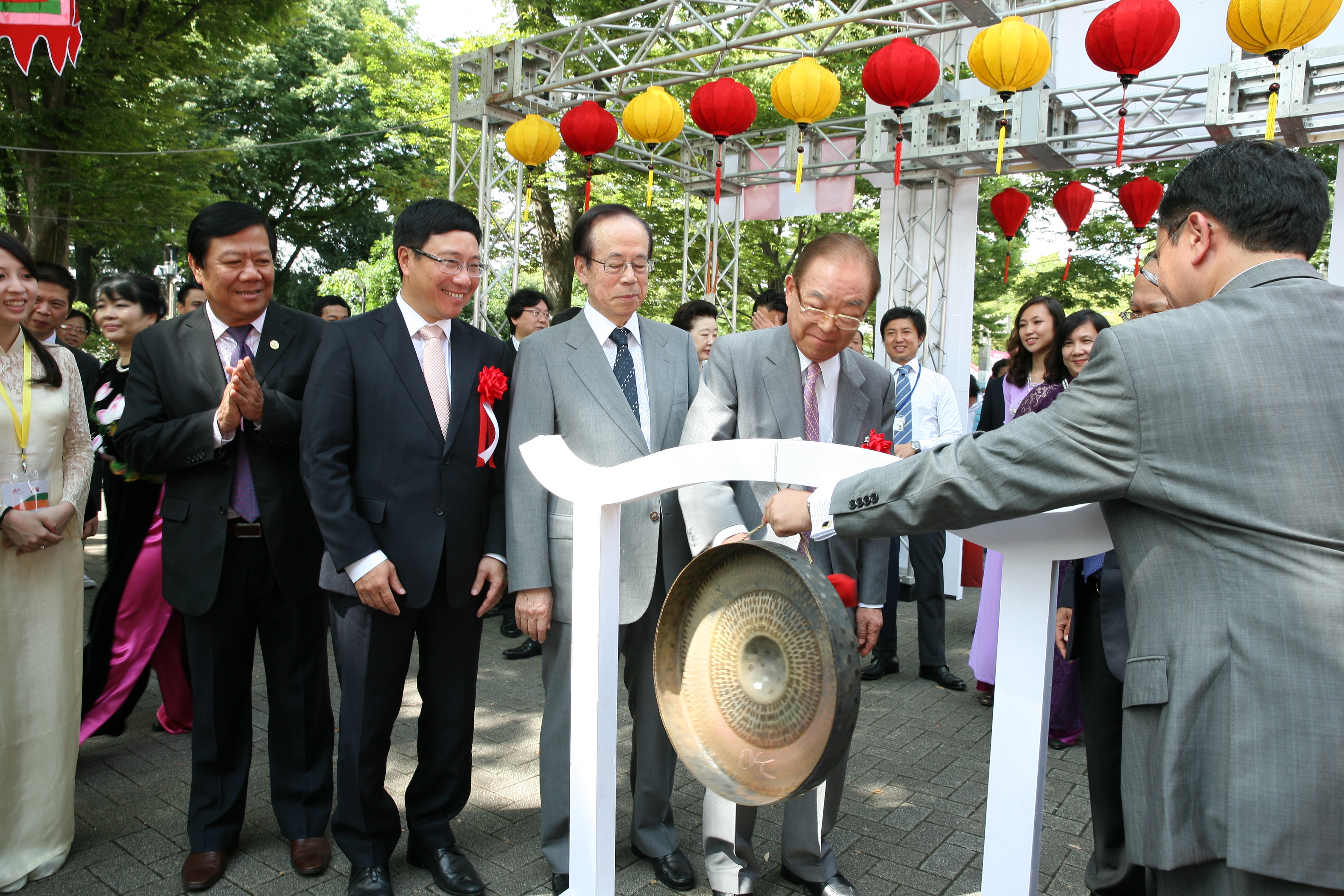 Vietnamese and Japanese representatives attend Vietnam Days in Japan event in 2013. Photo courtesy of the Ministry of Foreign Affairs.