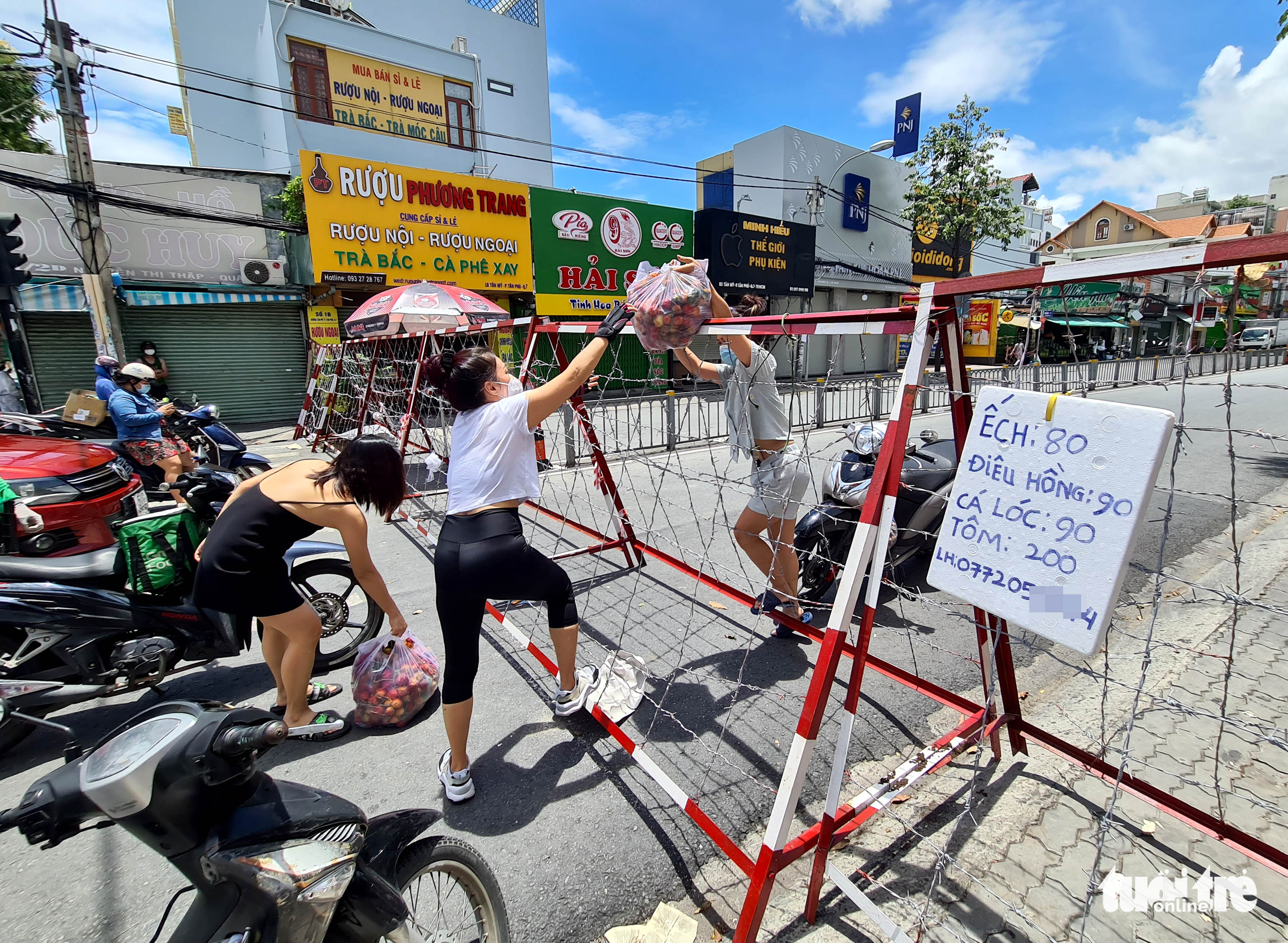Ho Chi Minh City to remove COVID-19 checkpoints, barricades by September 30