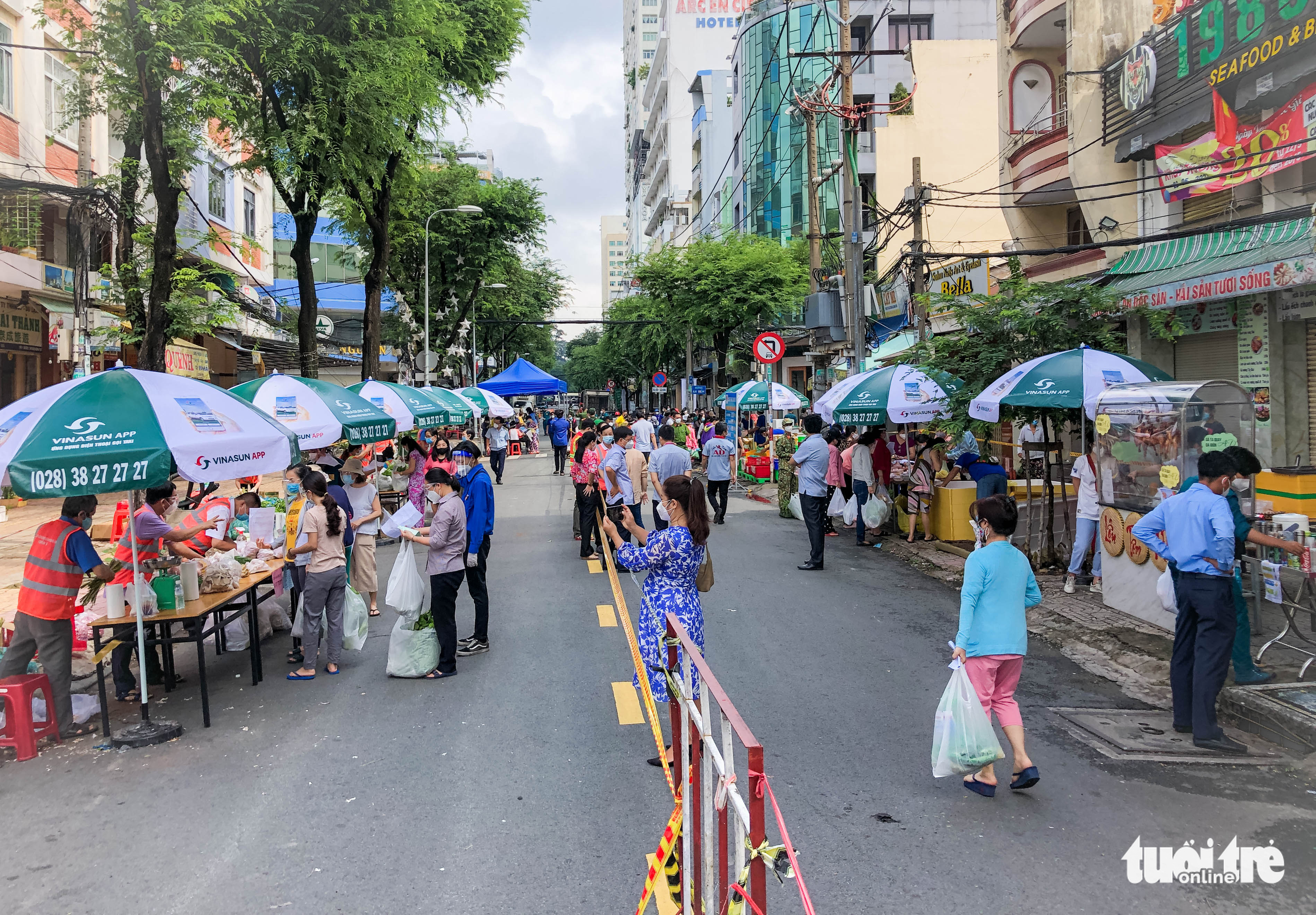 A makeshift market on Tan Da Street in District 5, Ho Chi Minh City, September 26, 2021. Photo: Chau Tuan / Tuoi Tre