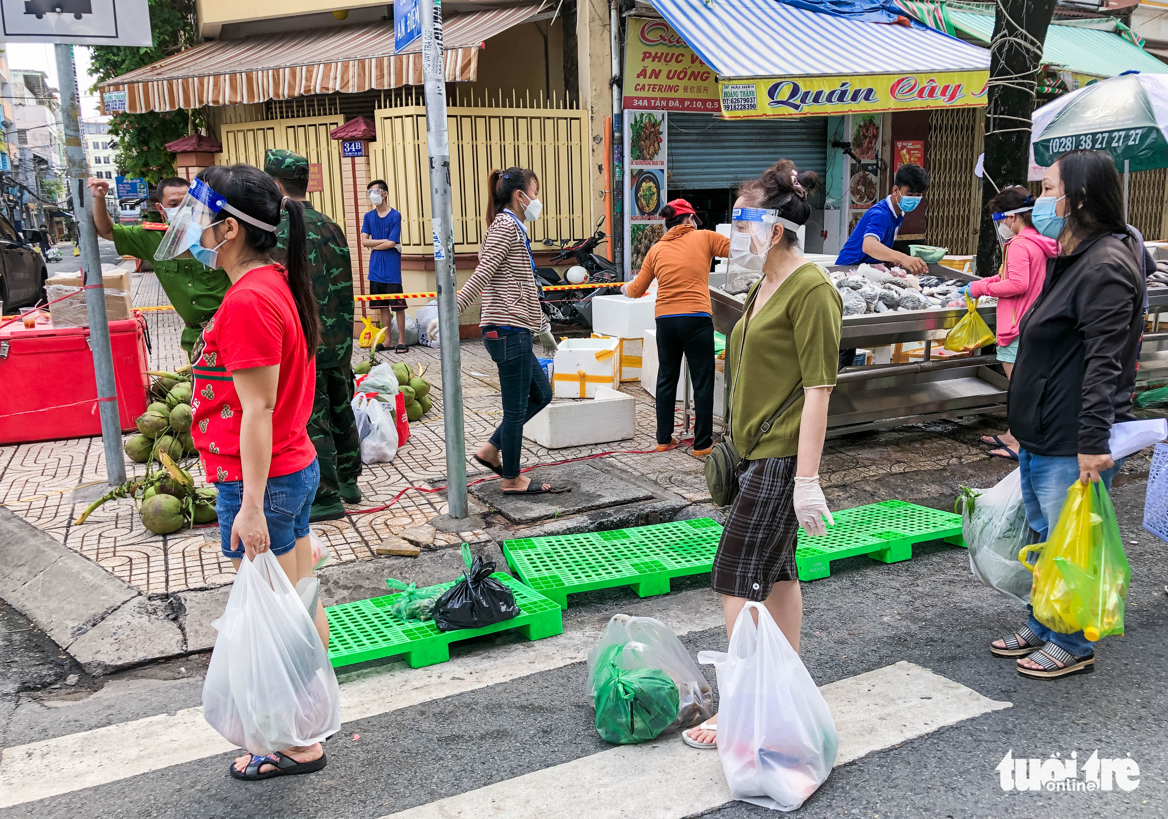 Residents are required to socially distance while shopping at the market. Photo: Chau Tuan / Tuoi Tre