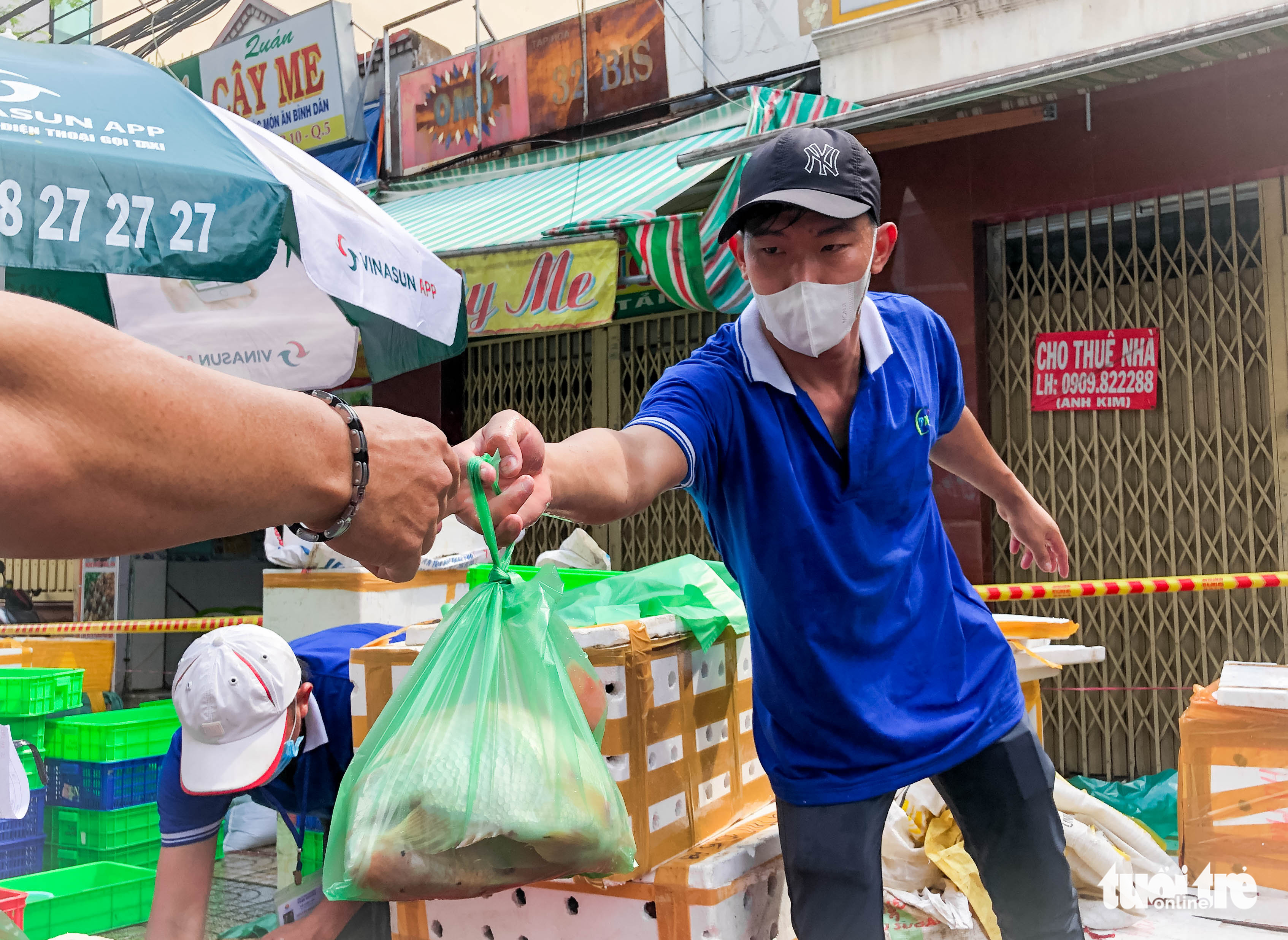 Merchants at the market must be fully vaccinated against COVID-19. Photo: Chau Tuan / Tuoi Tre