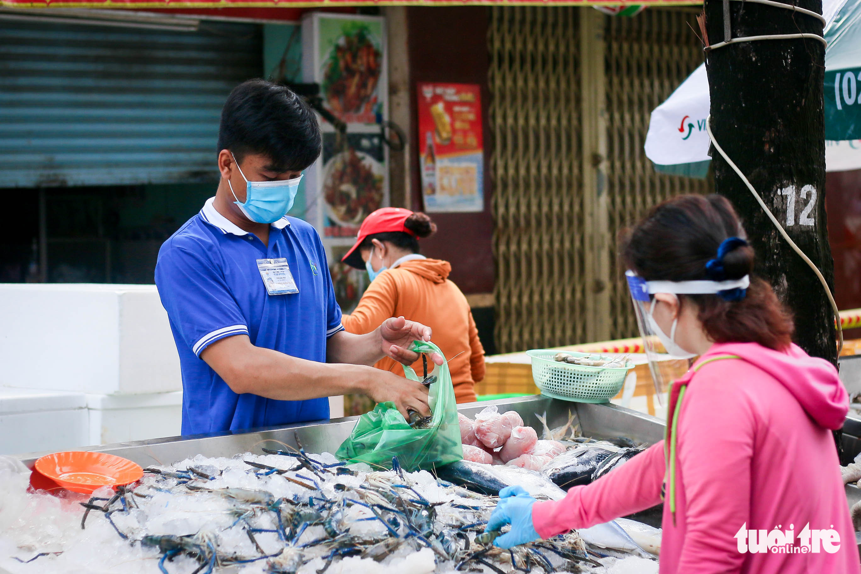 Seafood is sold at a makeshift market on Tan Da Street in District 5, Ho Chi Minh City, September 26, 2021. Photo: Chau Tuan / Tuoi Tre