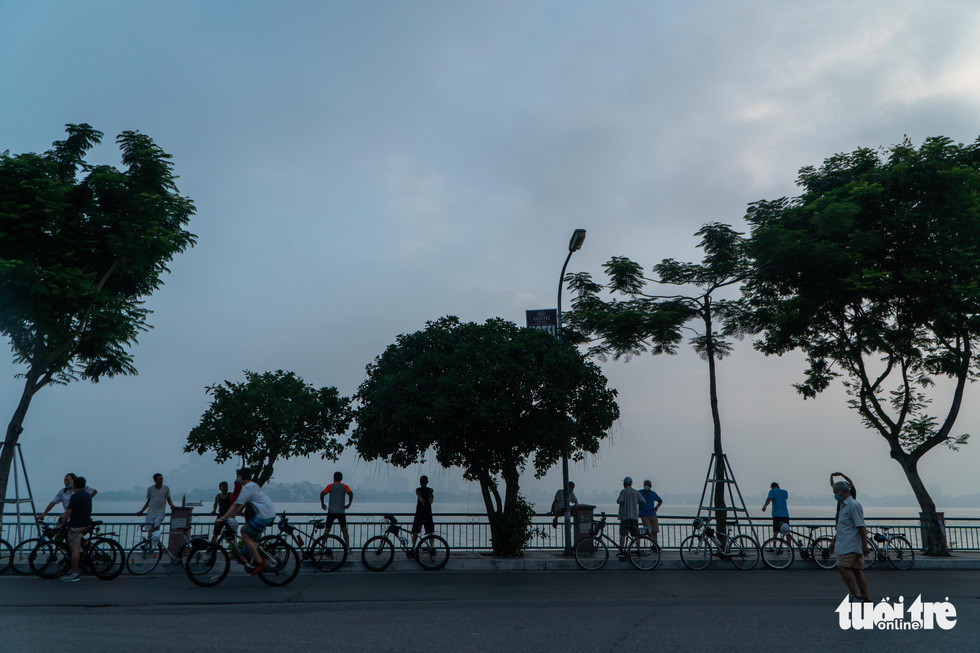 Exercisers show up at the West Lake in Hanoi since the early morning of September 28, 2021. Photo: Pham Tuan / Tuoi Tre