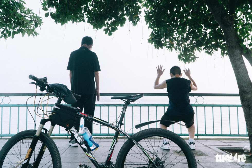 Exercisers show up at the West Lake in Hanoi in the morning of September 28, 2021. Photo: Pham Tuan / Tuoi Tre