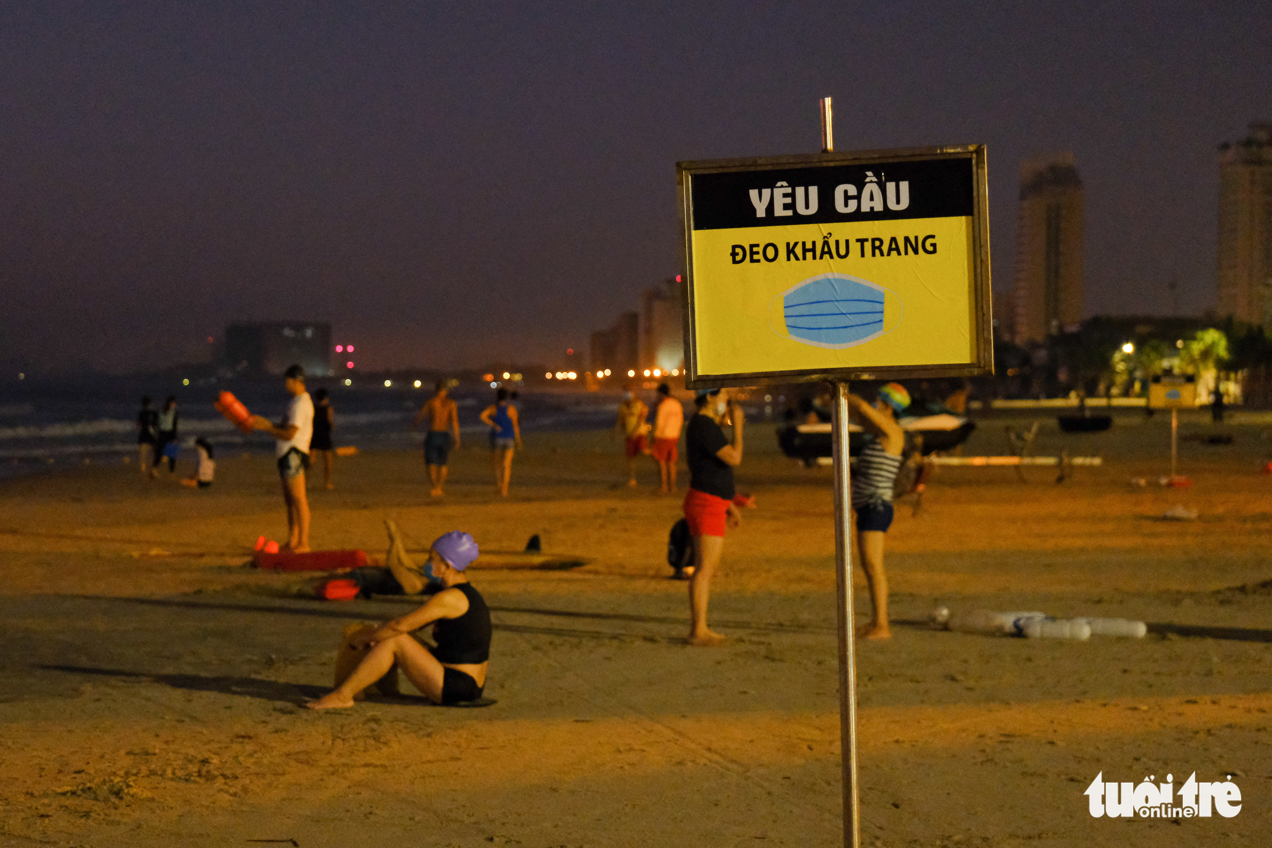 A sign requiring people to wear face masks at a beach in Da Nang, September 30, 2021. Photo: Tan Luc / Tuoi Tre