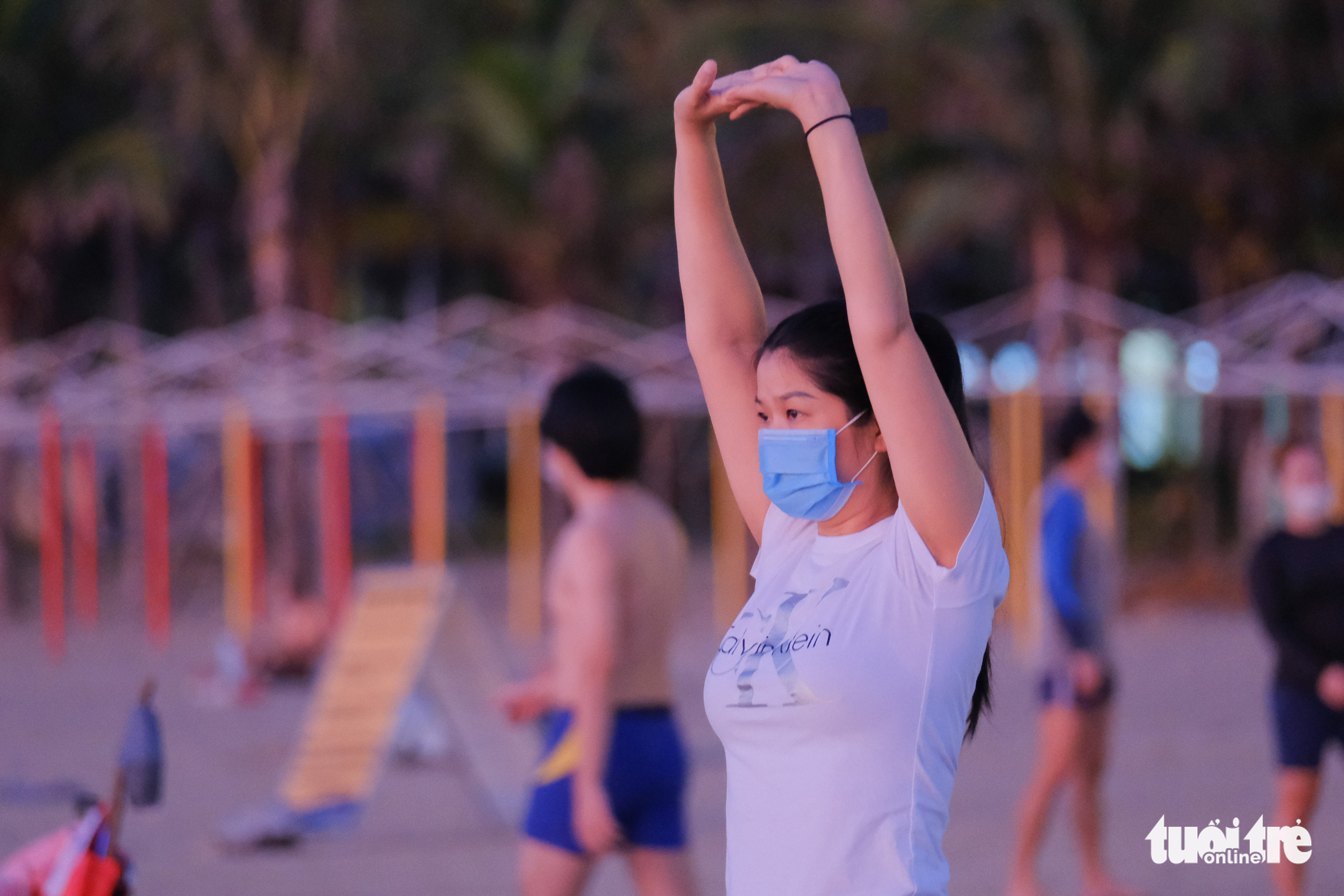 A woman exercises at a beach in Da Nang, September 30, 2021. Photo: Tan Luc / Tuoi Tre