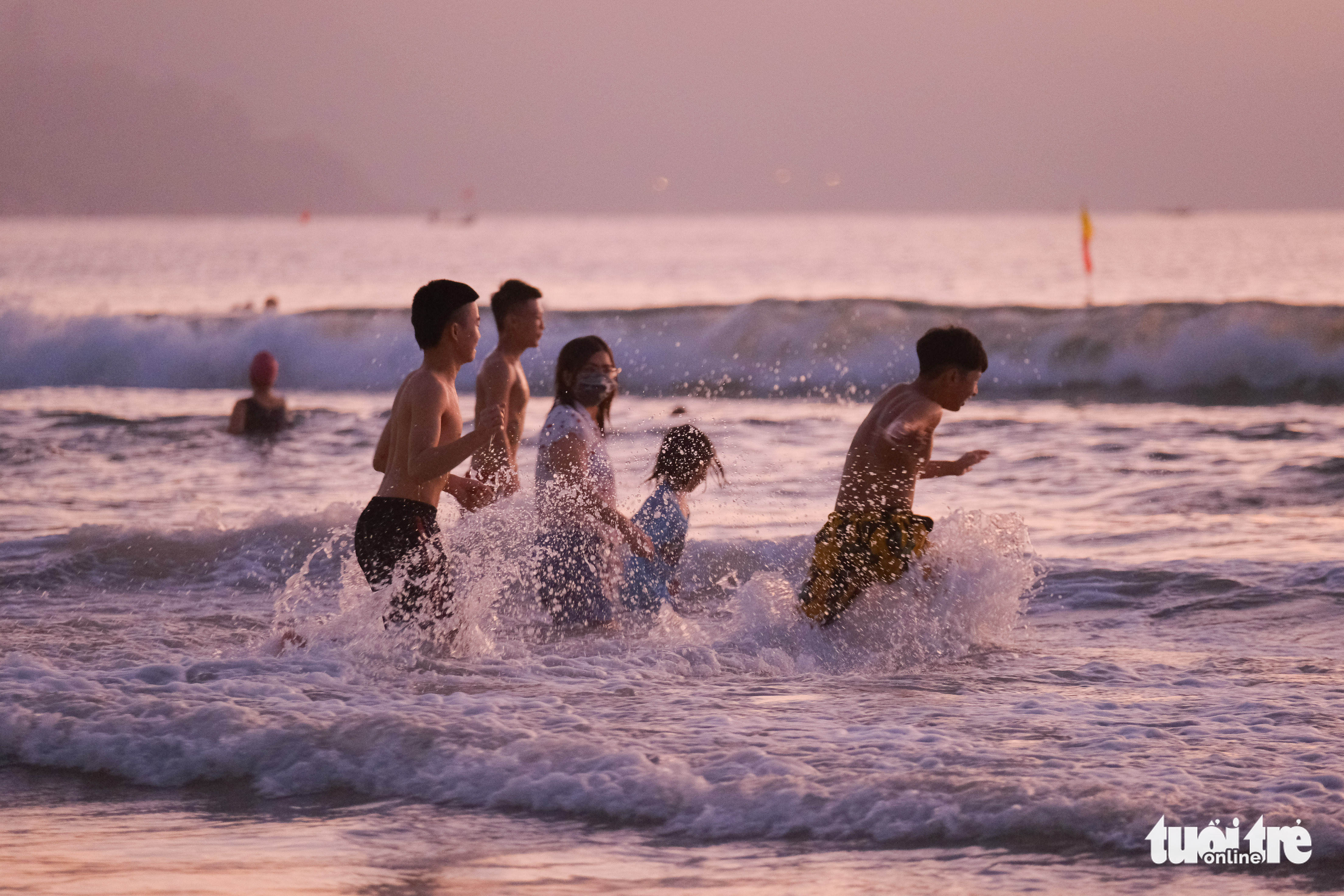 Residents enjoy themselves at Son Tra Beach in Da Nang, September 30, 2021. Photo: Tan Luc / Tuoi Tre