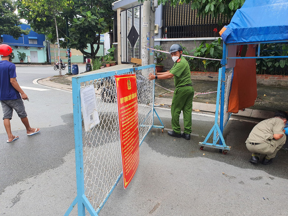 Functional forces remove barricades at a COVID-19 checkpoint in Linh Trung Ward, Thu Duc City under Ho Chi Minh City, September 30, 2021. Photo: Minh Hoa / Tuoi Tre